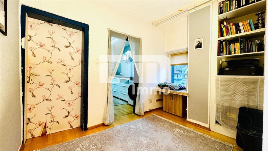 Schönes Ein- bis Zweifamilienhaus mit Gartenbereich, Terrasse + Balkon und Doppelgarage - OG Flur / Diele